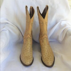 Additional photos of the Tony Lama boots 👢.